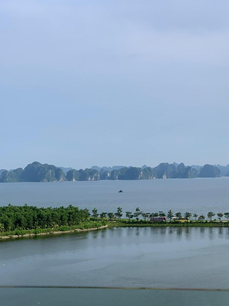 Sunday Premium Apartment Ha Long Exteriör bild